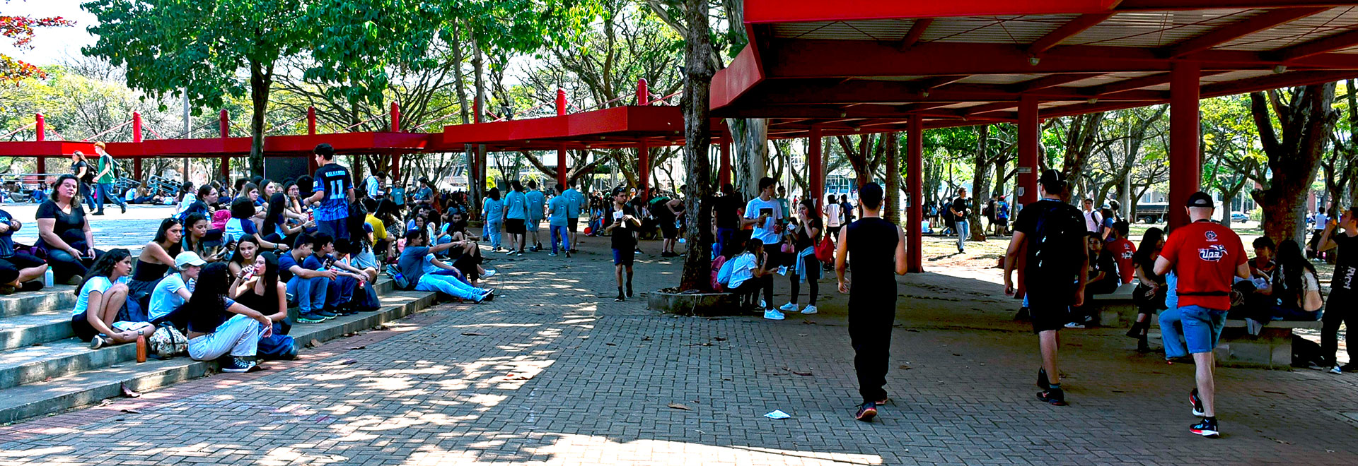 Alunos pelo campus
